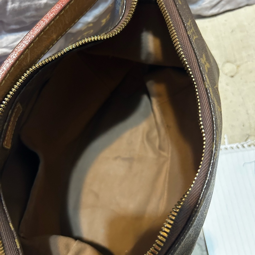 Louis Vuitton Mono Sully MM
Certificate of authenticity. Photos for condition - Picture 9 of 16
